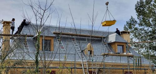  Ils sont sur les finitions, pose du closoir pour garantir l'étanchéité du faîtage