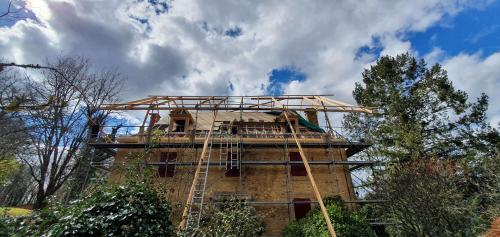 Le bandeau est posé, il sera recouvert de zinc