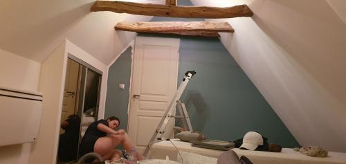 Après le placo, l'enduit et le ponçage, Jade s'affère à la peinture !