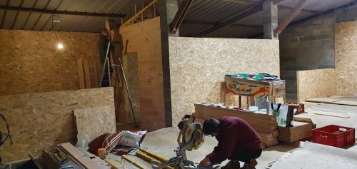 Grange - Rubens et Jean-Luc-finissent la séparation de  espaces jeux et fitness